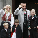 Kronprinsfamilien hilser barnetoget i Asker utenfor Skaugum (Foto: Heiko Junge / Scanpix)